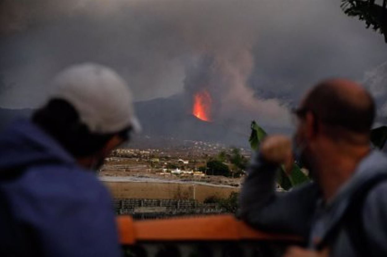 Dos personas observan las explosiones del volcán de La Palma, en las Islas Canarias / Foto: EP