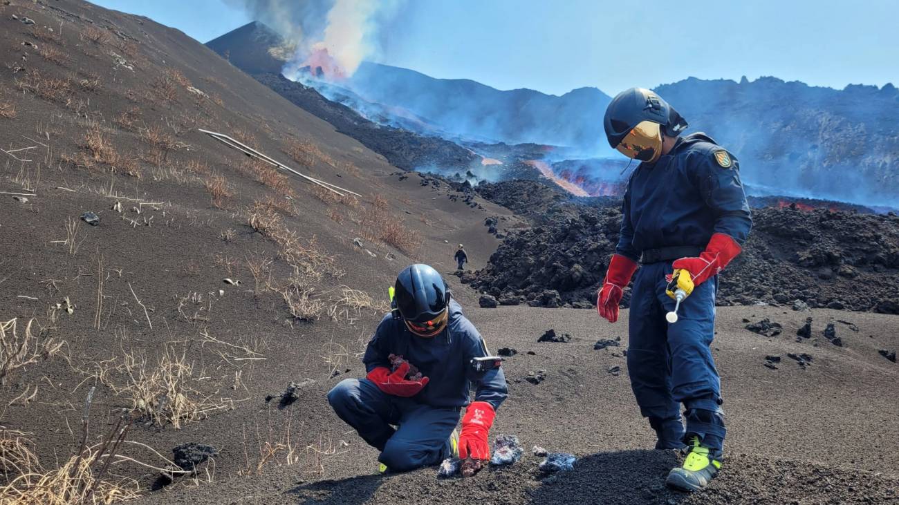 Investigadores del Instituto Geológico y Minero de España tomando muestras de escoria, lava y temperatura (superior a 800 °C en ese momento) sobre la parte superior de la colada norte / Foto: IGME-CSIC - SINC