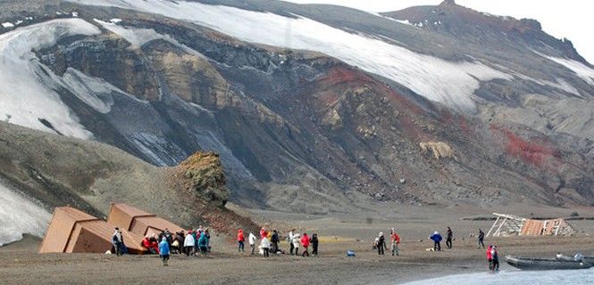 Actividades turísticas en Isla Decepción en la Antártida /  Foto: Luis R. Pertierra