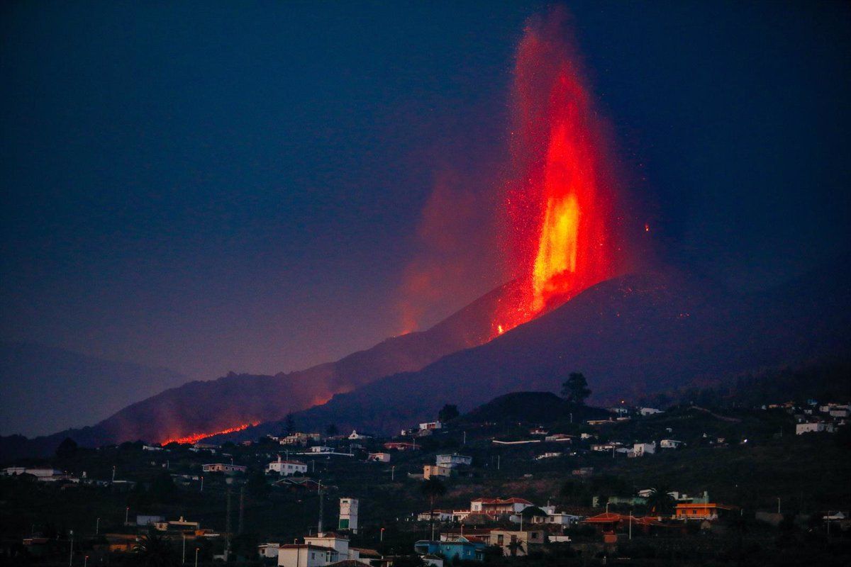 Erupciones explosivas del volcán Cumbre Vieja en La Palma, Islas Canarias. Posibles efectos de la llegada de la lava al mar / Foto: EP