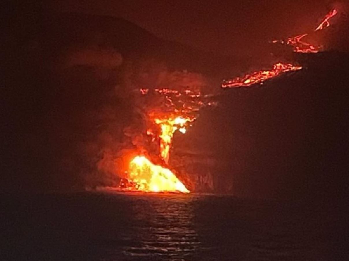 El magma se precipita a la altura de la playa de Los Guirres llegando al agua de la costa esta noche / Foto: EP