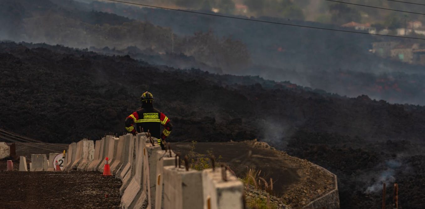 Un bombero observa cómo la lava del nuevo volcán de La Palma destruye a su paso todas las casas / Foto: Wikimedia Commons  Eduardo Robaina, CC BY-SA