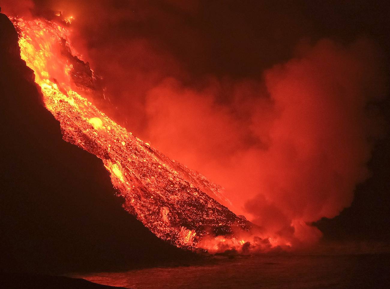 La colada de lava que emerge de la erupción volcánica de La Palma llegó al mar en una zona de acantilados situados en las cercanías de la playa El Guirre, en Tazacorte / Foto: Ángel Medina - EFE - SINC