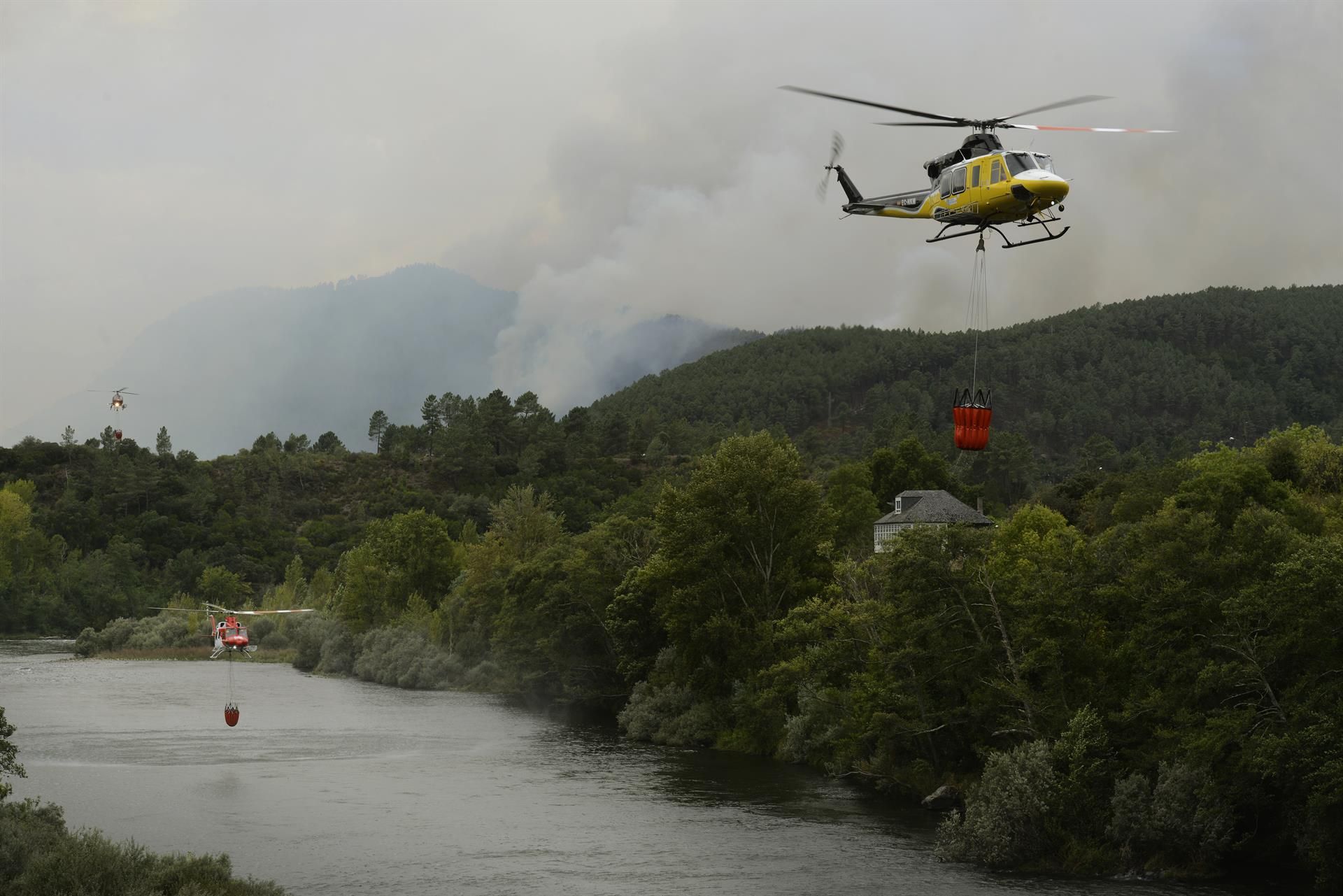 Un helicóptero trabaja en las tareas de extinción de incendios forestales en Galicia / Foto: Rosa Veiga - EP