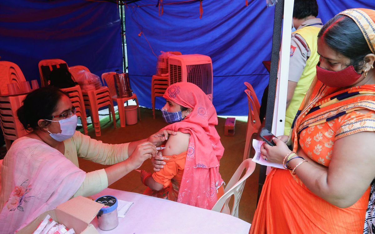 Inoculan con una de las vacunas de Covaxin a una mujer en un centro de vacunación cerca del edificio de la OMS en Nueva Delhi / Foto: Naveen Sharma - SOPA - EP
