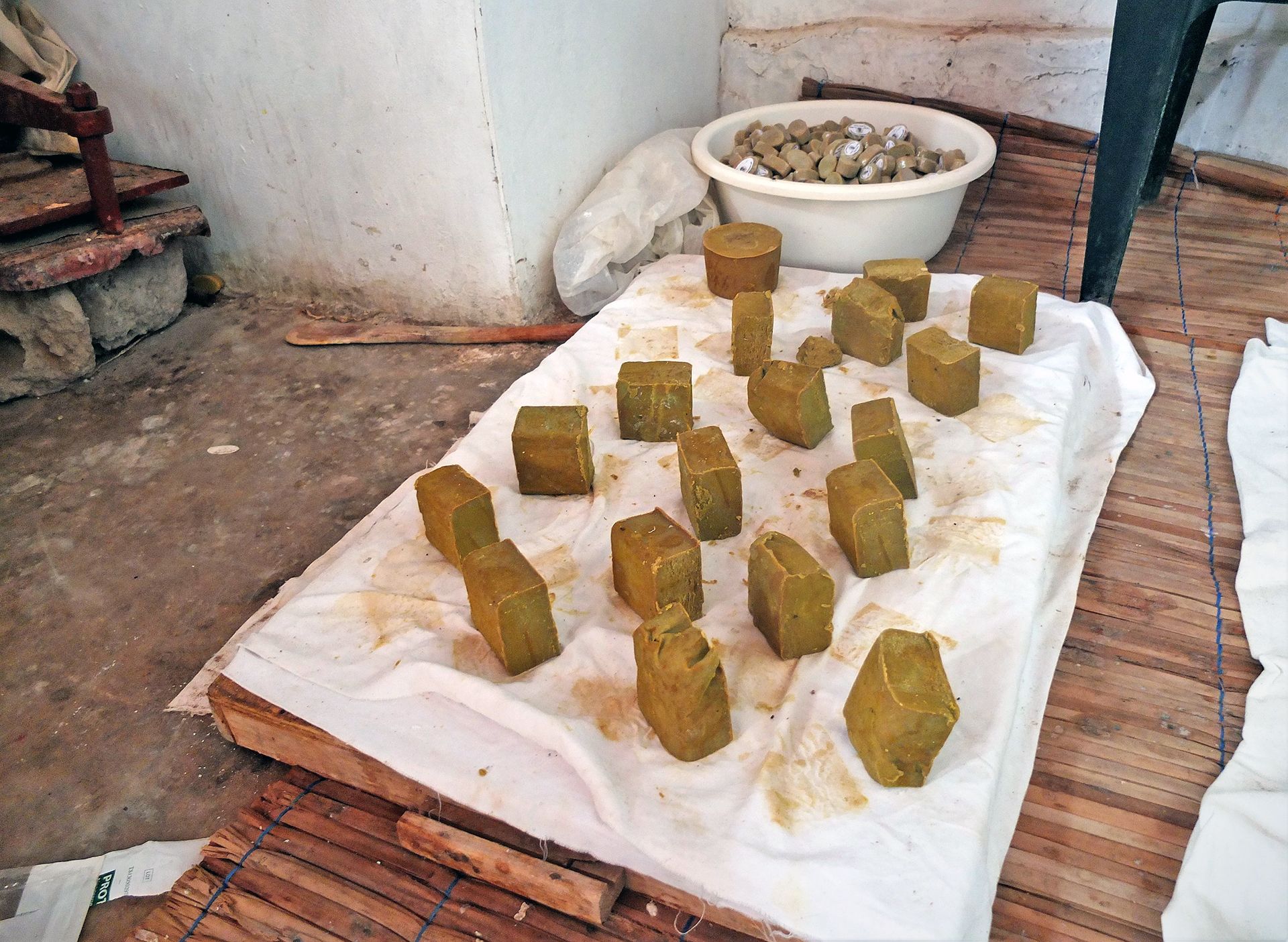 Pilas de jabón sobre el suelo en el taller de Maka Diama, situado en la frontera de Senegal y Mauritania / Foto: AGP