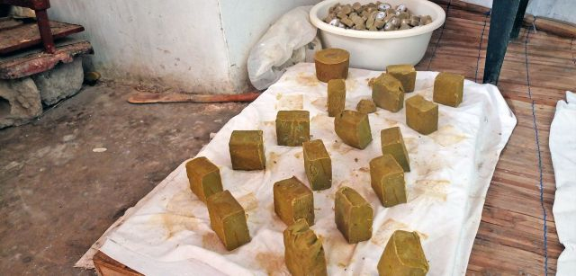 Pilas de jabón sobre el suelo en el taller de Maka Diama, situado en la frontera de Senegal y Mauritania / Foto: AGP