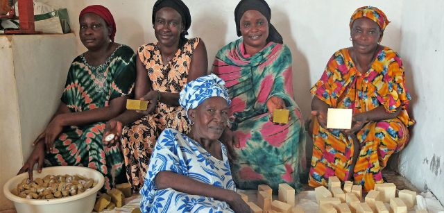 Un grupo de trabajadoras de Maka Diama en el taller / Foto: AGP