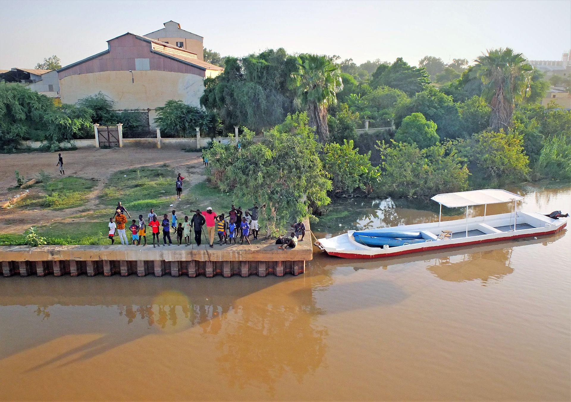 Panorámica de un puerto en el río Senegal, donde se ven personas y la totora en la orilla / Foto: AGP