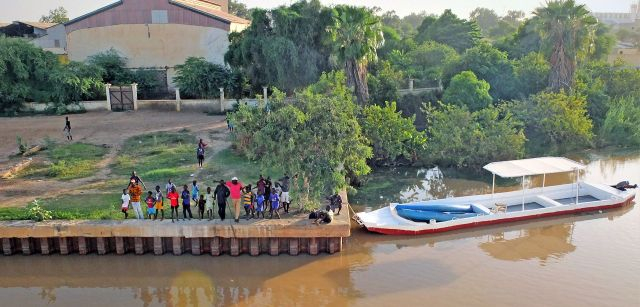 Panorámica de un puerto en el río Senegal, donde se ven personas y la totora en la orilla / Foto: AGP