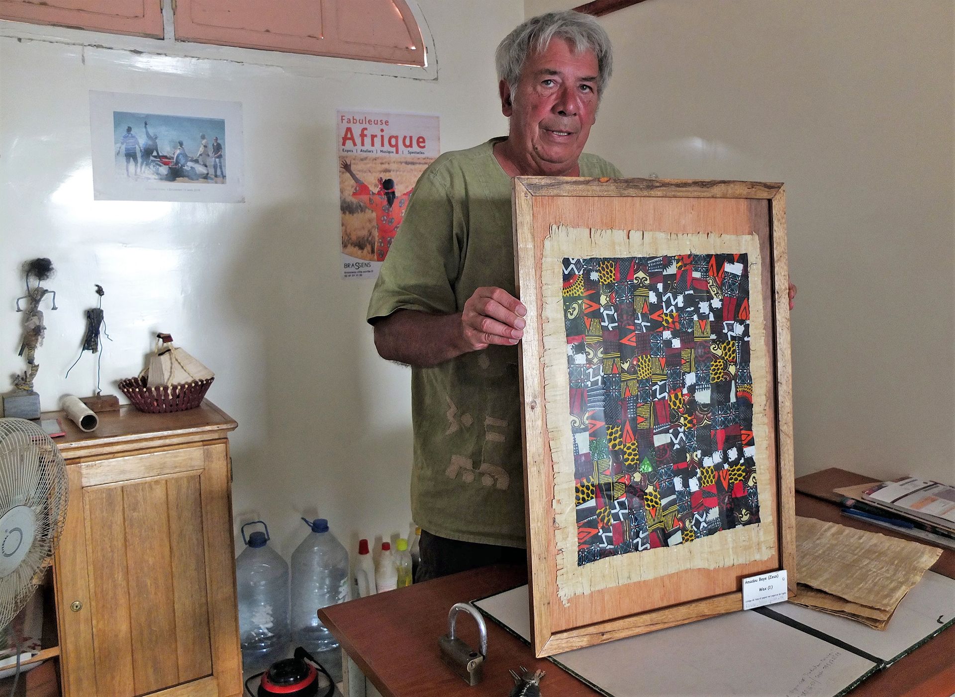 Patrick Moulinier, uno de los responsables de la asociación Maka Diama, muestra una de las creaciones en su despacho de Saint Louis / Foto: AGP Patrick Moulinier, uno de los responsables de la asociación Maka Diama, muestra una de las creaciones en su despacho de Saint Louis / Foto: AGP