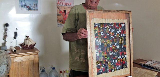 Patrick Moulinier, uno de los responsables de la asociación Maka Diama, muestra una de las creaciones en su despacho de Saint Louis / Foto: AGP