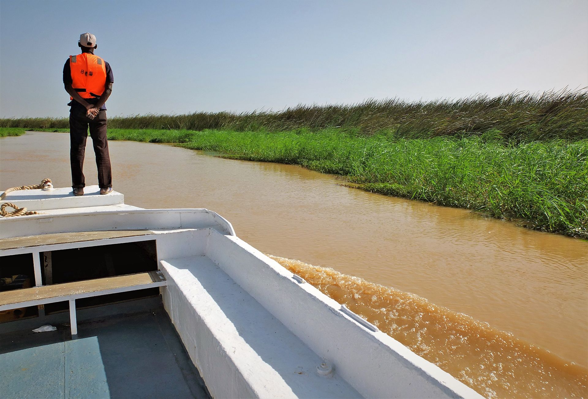 Un senegales observa desde un barco el río Senegal / Foto: AGP