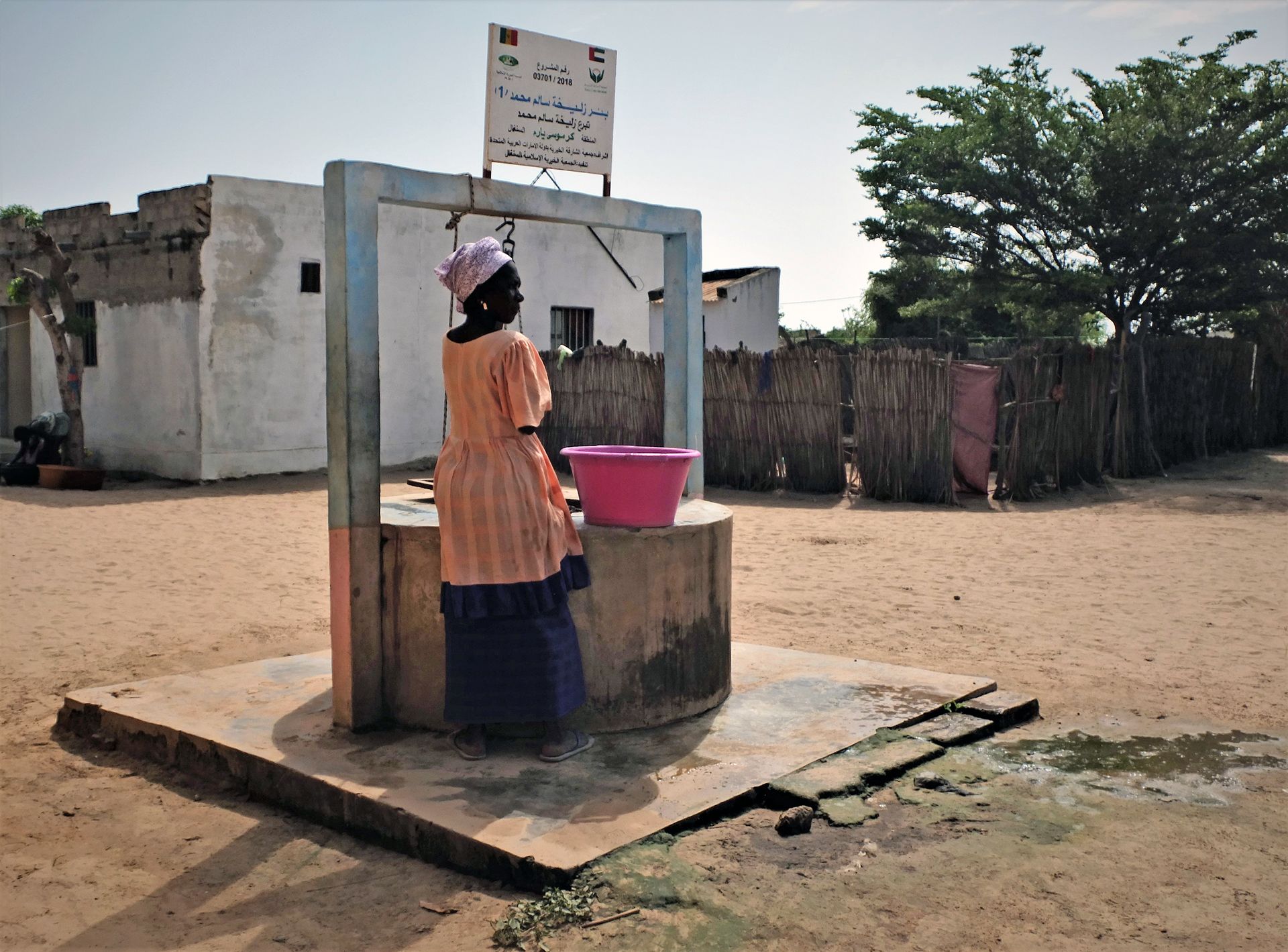 Dos mujeres recogen agua en Maka Diama, la localidad senegalesa donde la asociación tiene un taller / Foto: AGP