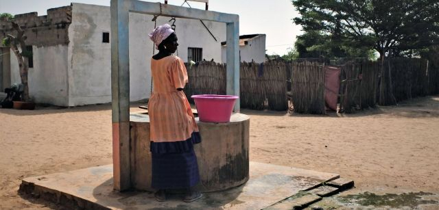 Dos mujeres recogen agua en Maka Diama, la localidad senegalesa donde la asociación tiene un taller / Foto: AGP