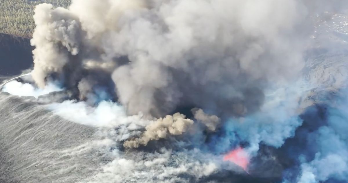 Vista aérea del volcán de La Palma, donde se observa una nueva boca / Foto: INVOLCAN - EP