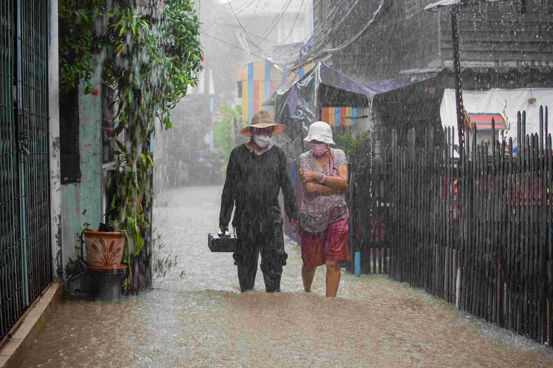 Dos personas a 3 octubre 2021, Thailandia. Invertir en gestión de recursos hídricos y sistemas de alerta temprana / Foto: EP