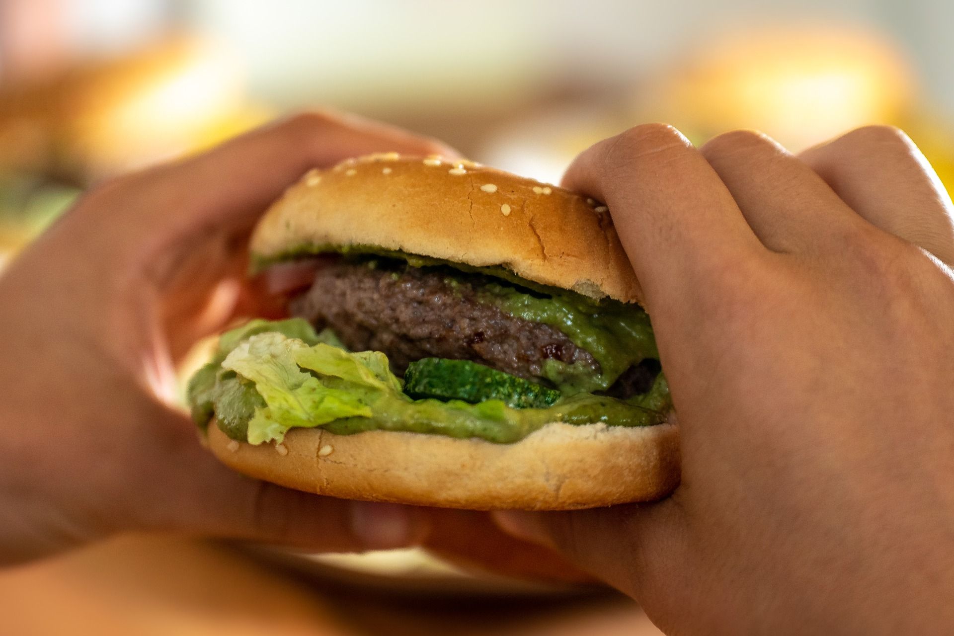 Una persona ingiere comida rápida. Alimentos ultraprocesados / Foto: Pixabay