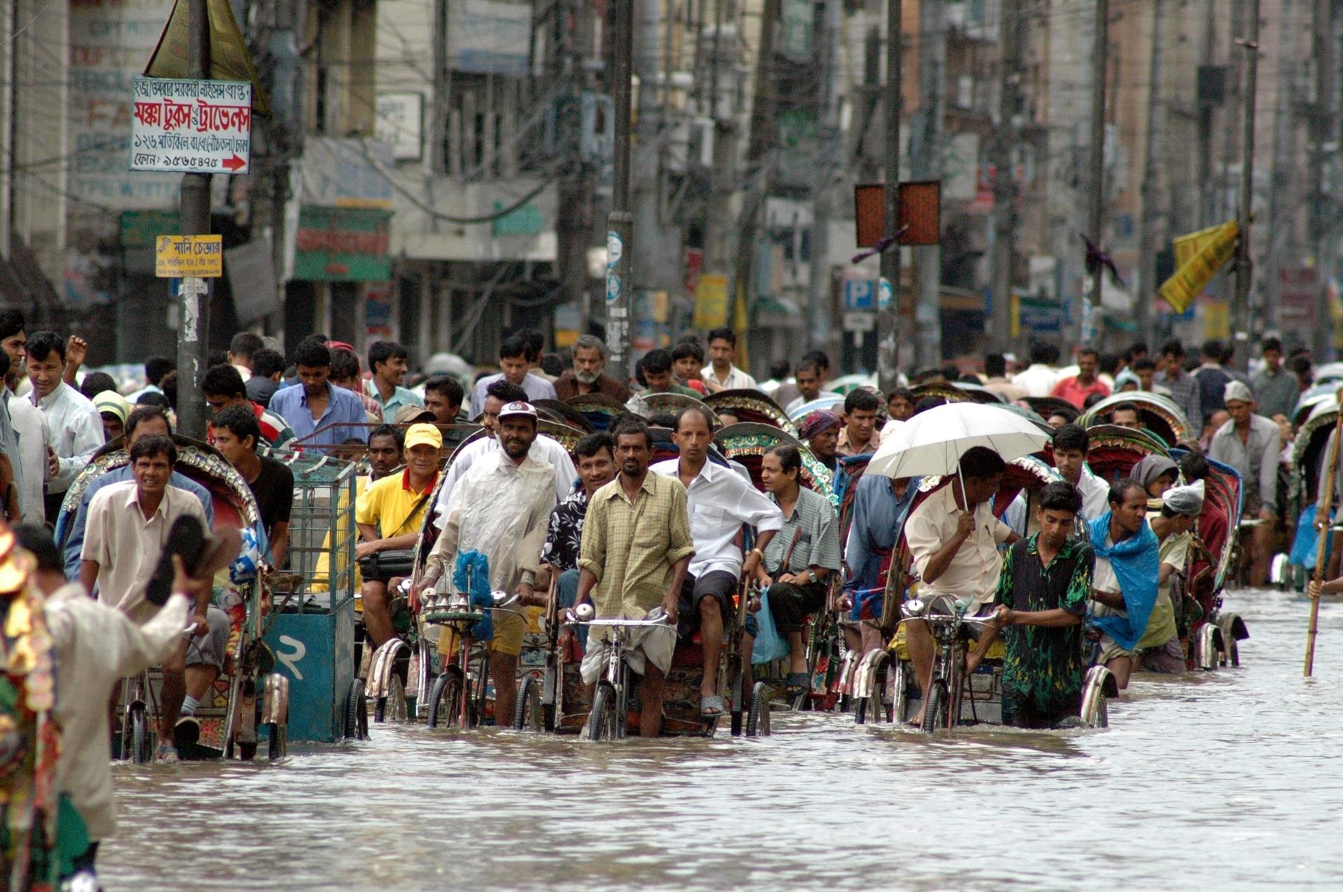 Una calle anegada repleta de personas. Más ambición climática y la acogida humanitaria de los desplazados ambientales / Foto: Greenpeace - EP