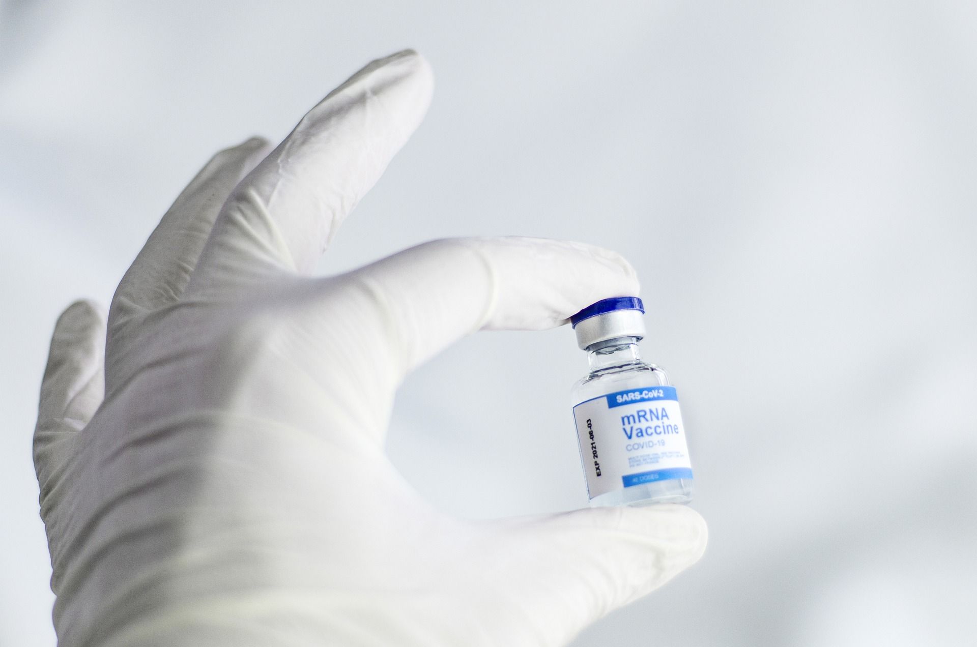 Recipiente de vacuna contra la covid-19. Todavía hay quienes dudan si vacunarse / Foto:  Spencer Davis - Pixabay