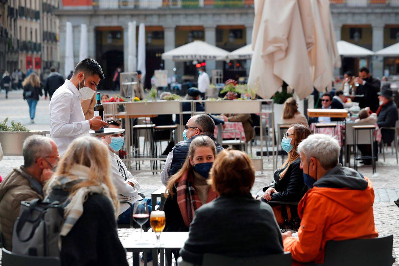 Varias personas sentadas en una terraza de la madrileña Plaza Mayor, con mascarillas por la pandemia / Foto: EFE - Emilio Naranjo - SINC