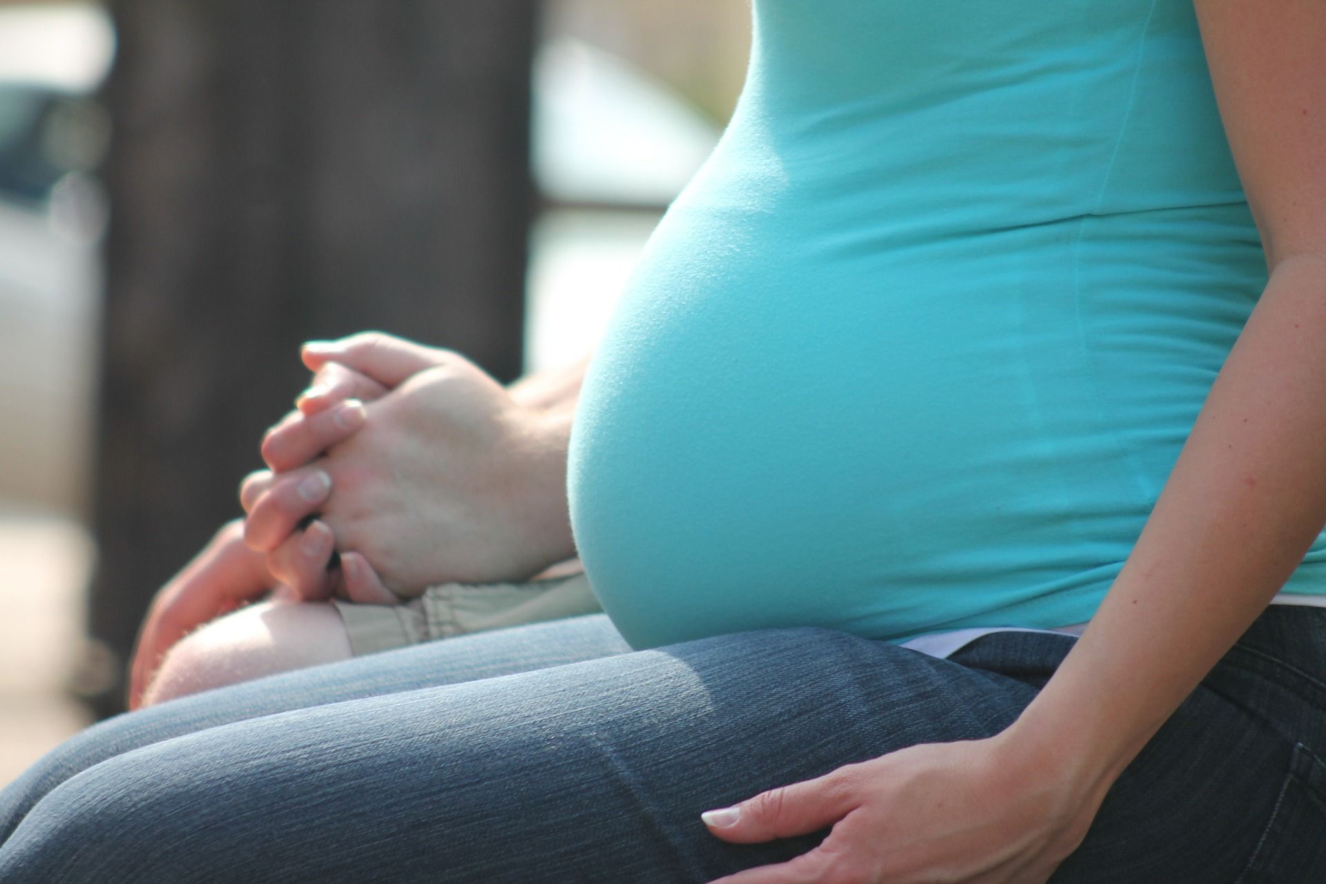 Mujer embarazda al aire libre. La covid-19 puede dañar la placenta / Foto: Lisa Runnels - Pixabay
