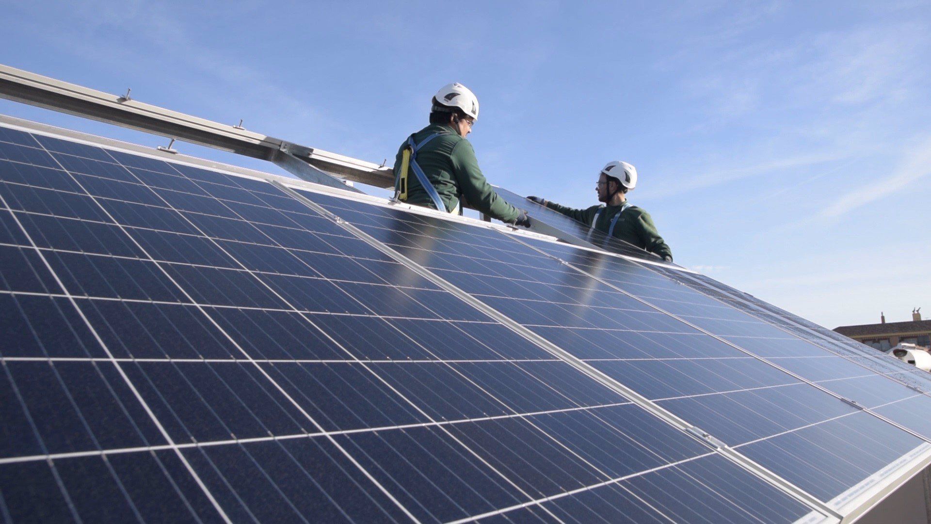 La Comunidad de Madrid eliminará la obligación de pedir licencias para poner placas fotovoltaicas para autoconsumo / Foto: EP