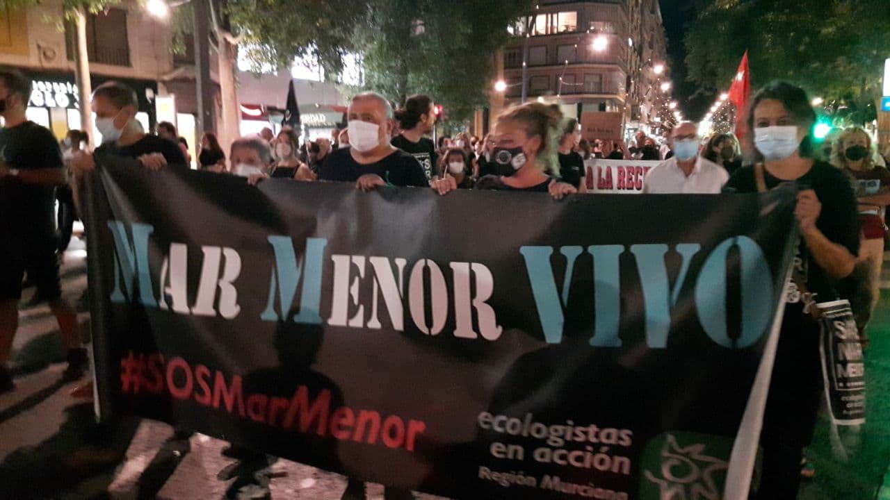 Varias personas asistentes a la manifestación sostientene un cartel que dice 'Mar Menor Vivo' / Foto: Ecologistas en Acción
