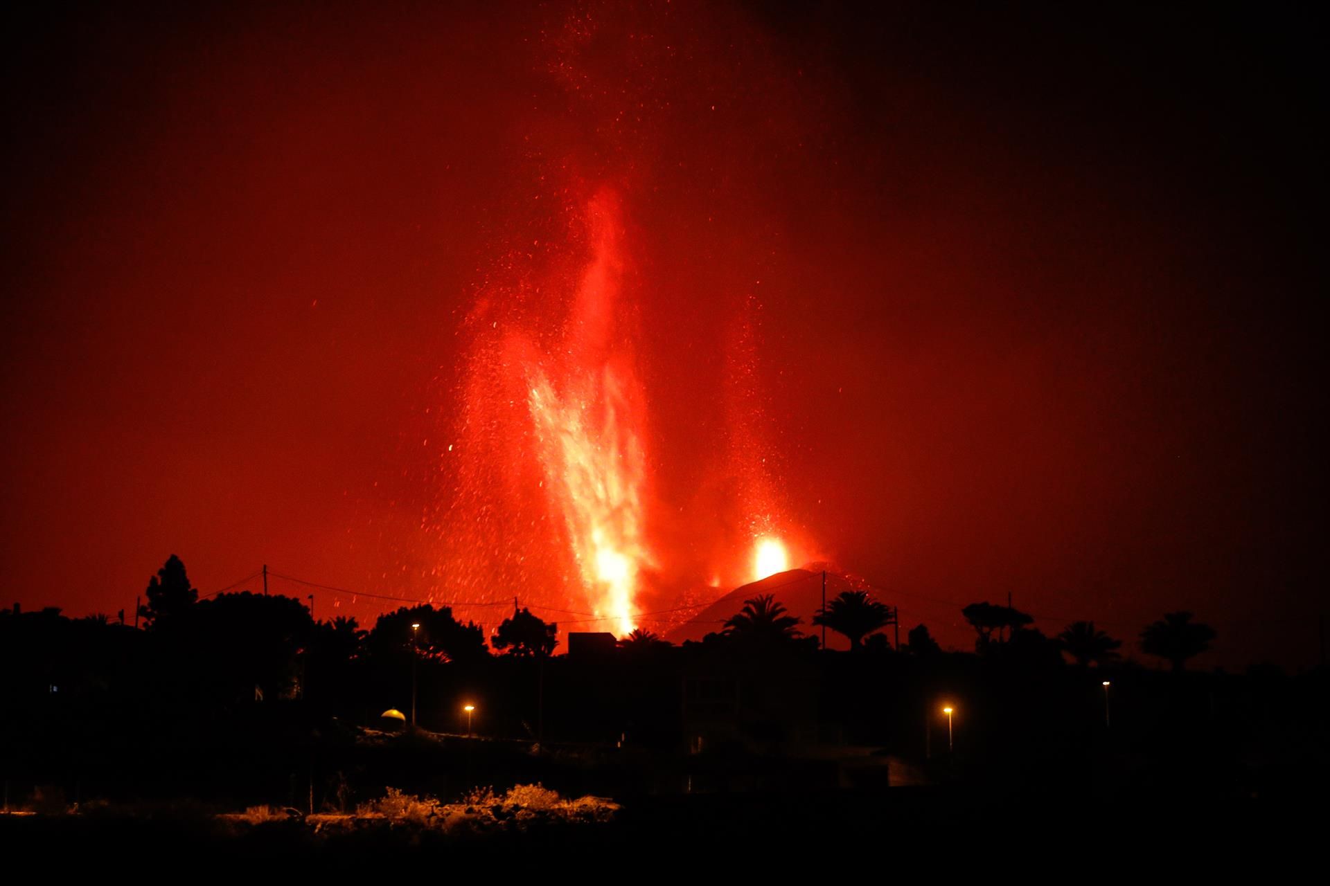 Vista nocturna de las explosiones del volcán de Cumbre Vieja en La Palma / Foto: Kike Rincón - EP