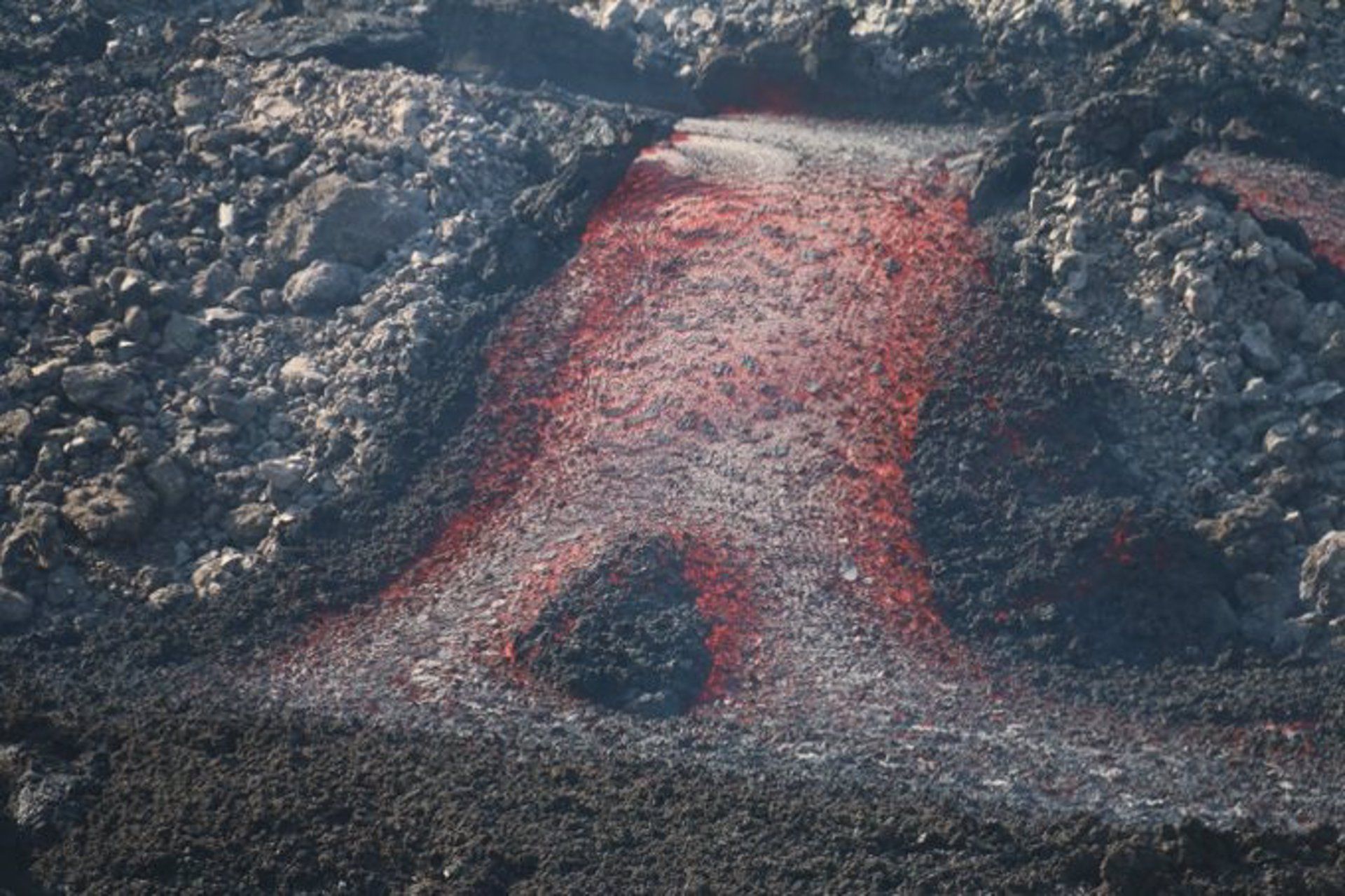 Salida de uno de los tubos de lava del volcán de La Palma / Foto: EP