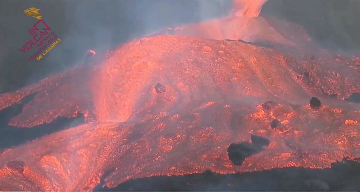Vídeo del momento en que una colada de lava se desborda del cono principal del volcán de La Palma / Imagen: EP