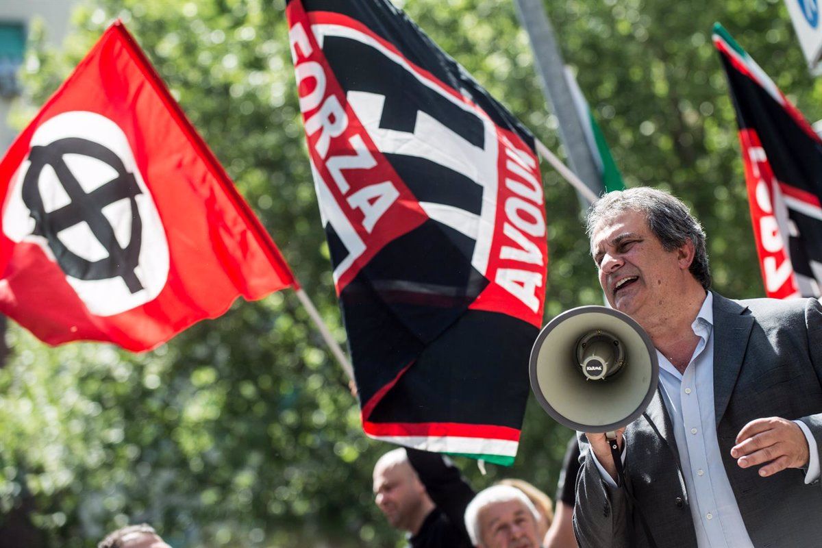 El líder de Fuerza Nueva, Giuliano Castellino, en una protesta de en Roma. El fascismo resurge en Italia de la mano de los antivacunas / Foto: EP