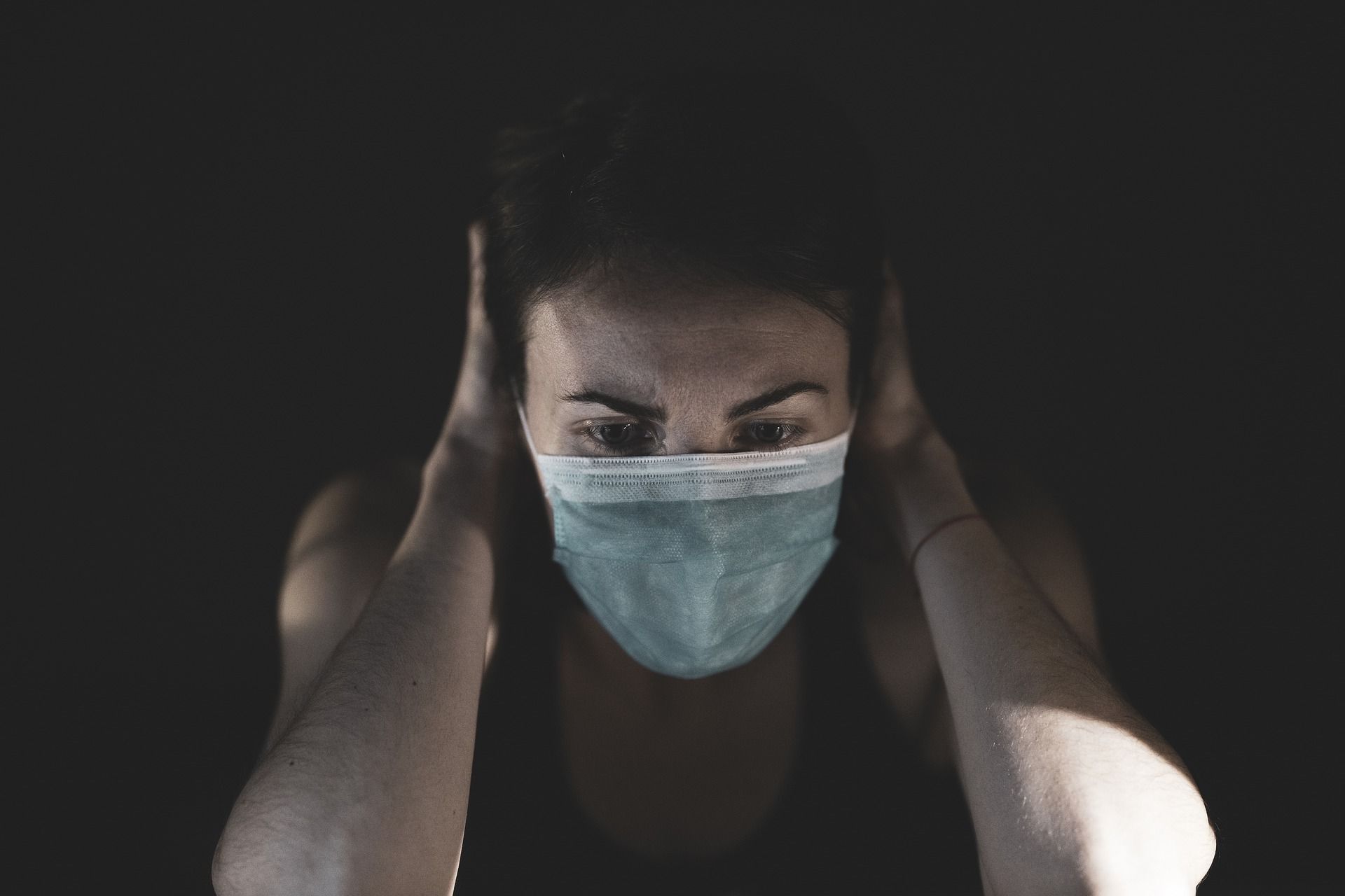 Una persona joven con mascarilla. Cómo la pandemia ha afectado al malestar psicológico / Foto: Engin Akyurt - Pixabay