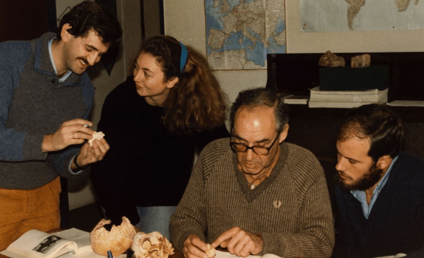 Juan Luis Arsuaga, la investigadora francesa Anne Marie-Moigne, Emilinano Aguirre e Ignacio Martínez estudiando fósiles en el departamento de paleontología de la Universidad Complutense de Madrid / Foto: Javier Trueba (UCM)