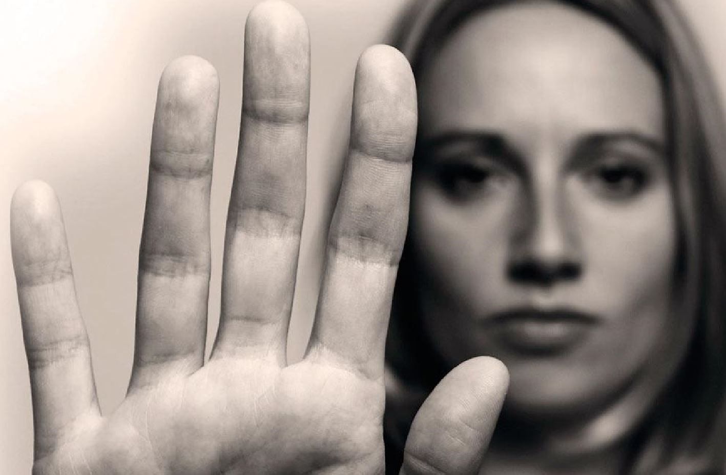 Una mujer levanta su mano en señal de stop. Violencia machista / Foto: EP