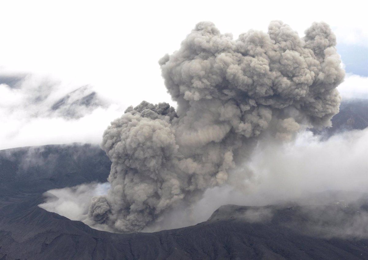 El columna de humo de la erupción del volcán Monte Aso de Japón / Foto: EP