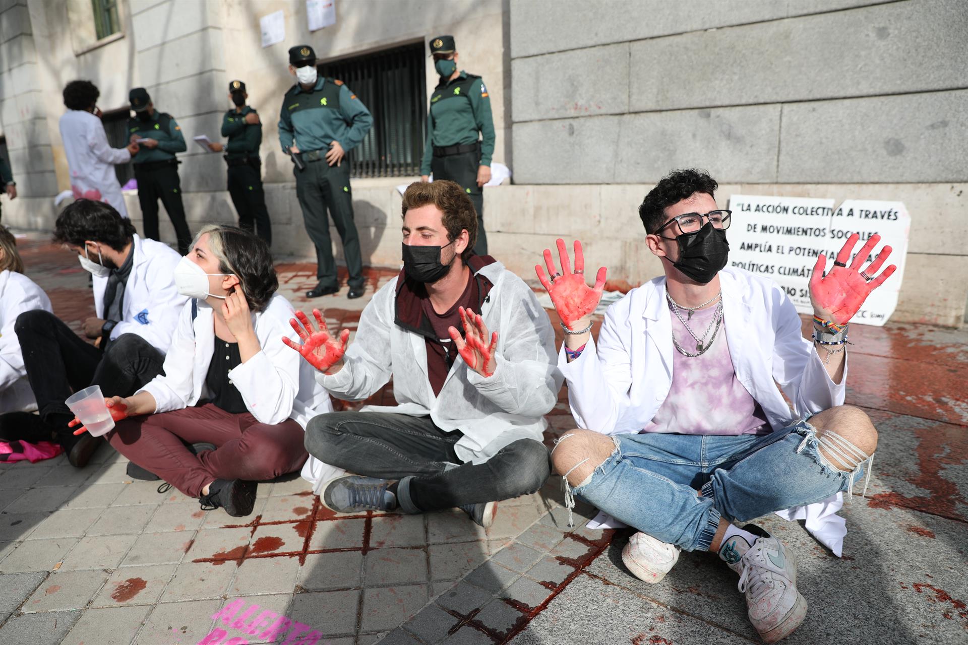 Científicas y científicos empapelan el MITECO con el informe del IPCC / Foto: Isabel Infantes - EP