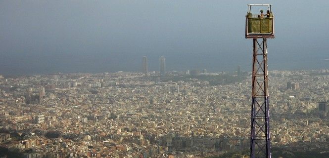 Vista de Barcelona desde el monte Tibidabo cubierta por la polución / Foto: CvE