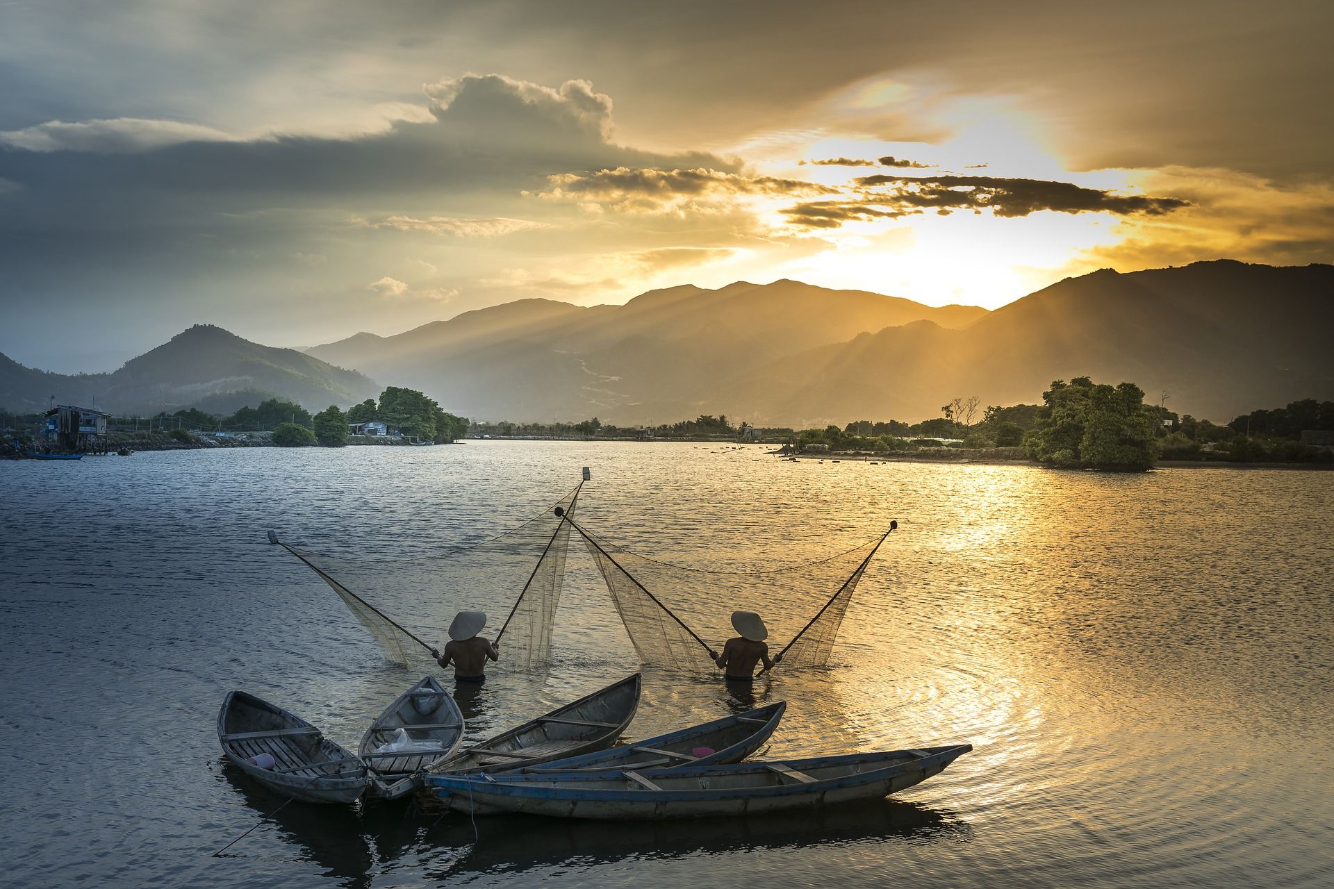 Dos personas practican la pesca en Myanmar / Foto: Quang Nguyen Vinh - Pixabay