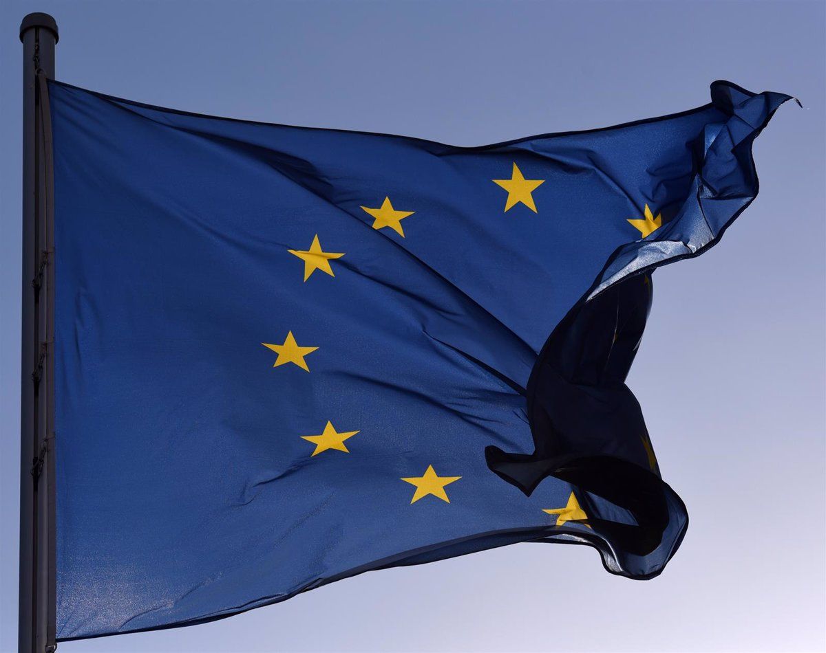 Bandera de la Unión Europea. Los líderes de la UE no llegan a ningún acuerdo sobre la escalada de precios de las energías como la luz y el gas / Foto: EP