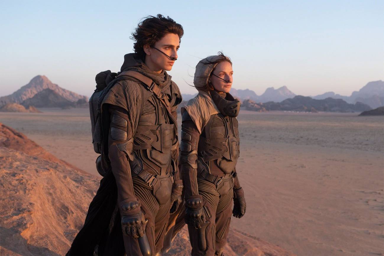 En la novela y película Dune (2021), los habitantes del desértico planeta Arrakis utilizan trajes de destilación que reciclan los desechos producidos por el cuerpo / Imagen: Warner Bros Pictures - SINC