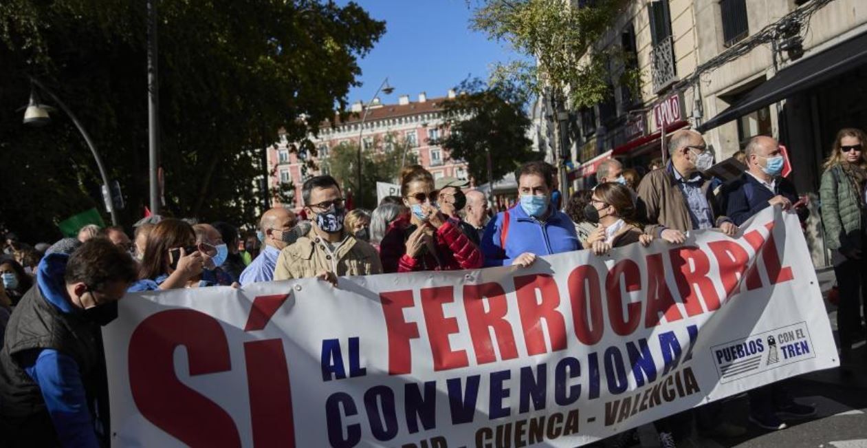 Partidarios de defender el tren como medio ecológico y sostenible, en una manifiestación de Madrid / Foto: Jesús Hellín - EP