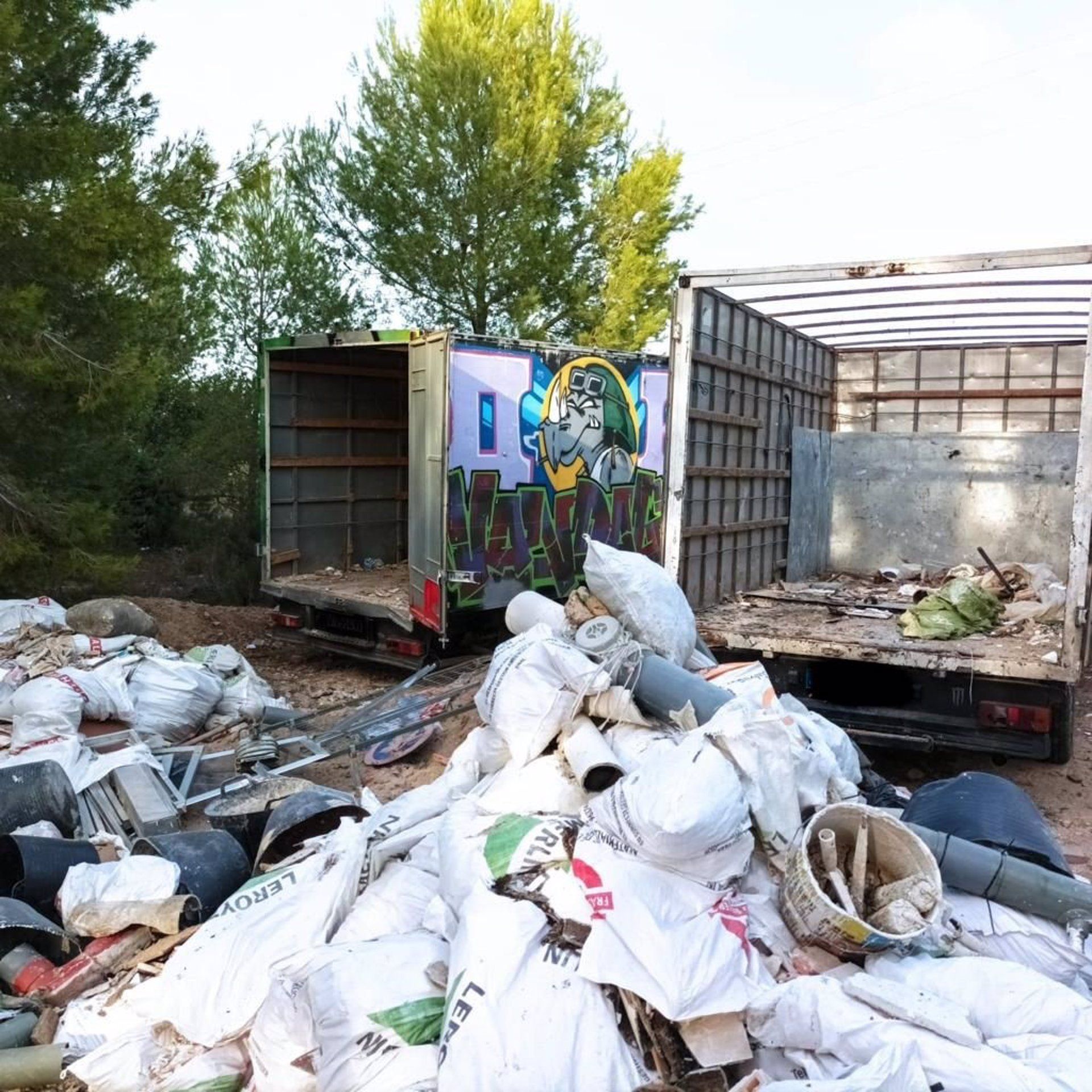 Camiones interceptados realizando vertidos ilegales / Foto: EP