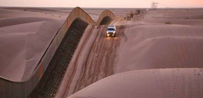 Sector de la valla en la zona de las dunas de Algodones (California) / Foto: Wikipedia