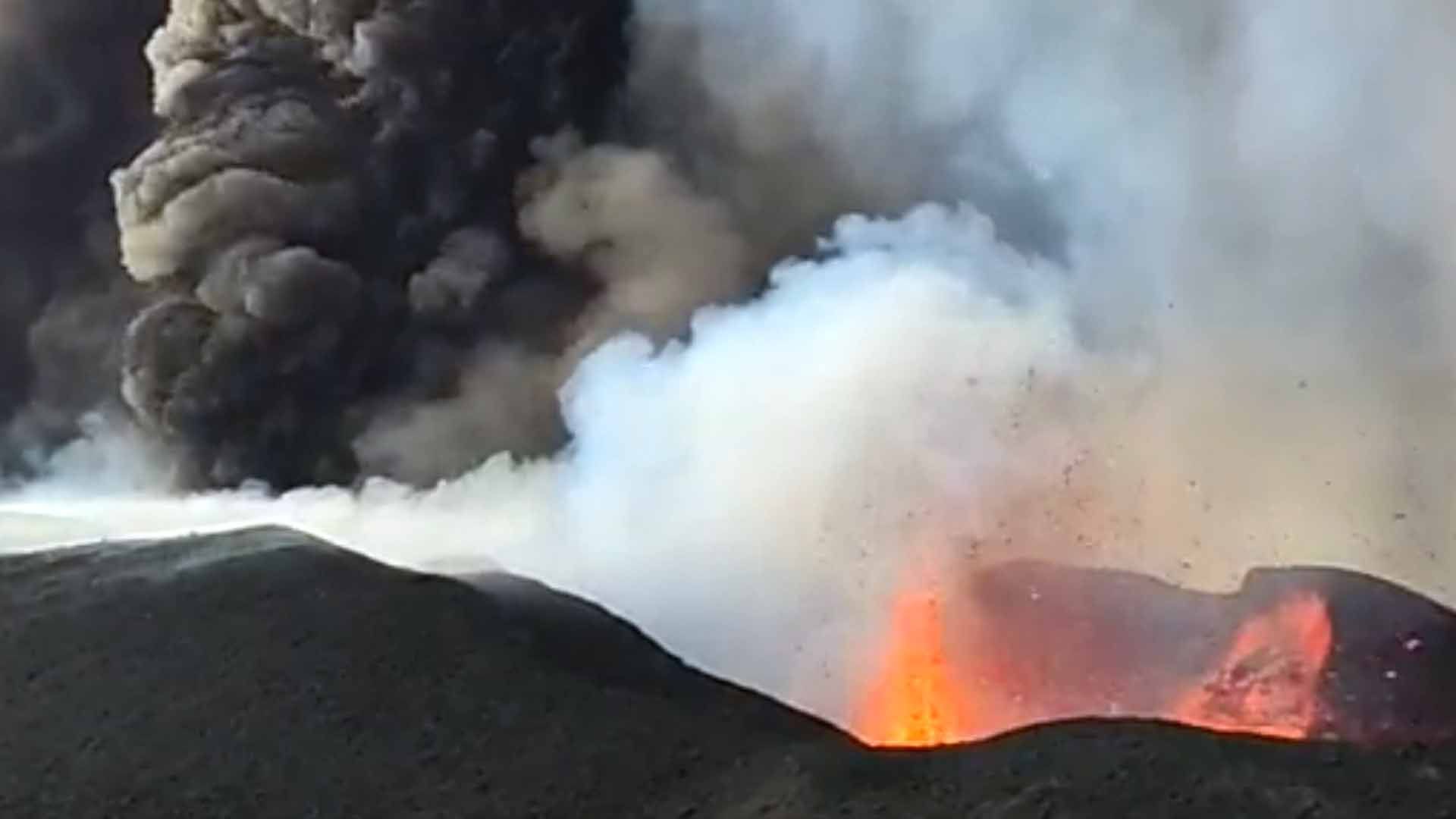 Un pequeño desprendimiento en el interior del cono del volcán de La Palma / Imagen: Involcan