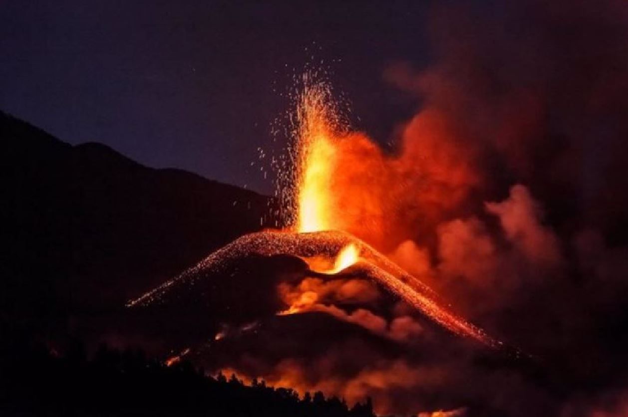 Lava y piroclastos emitidos por el volcán de Cumbre Vieja que ya cubre 911 hectáreas / Foto: EP