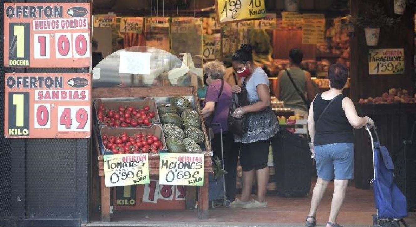 Varias personas compran en una frutería. El IPC se dispara en octubre / Foto: EP