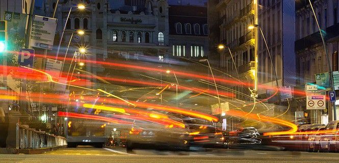 Vehículos circulando de noche por el centro de la capital catalana / Foto: Pixabay