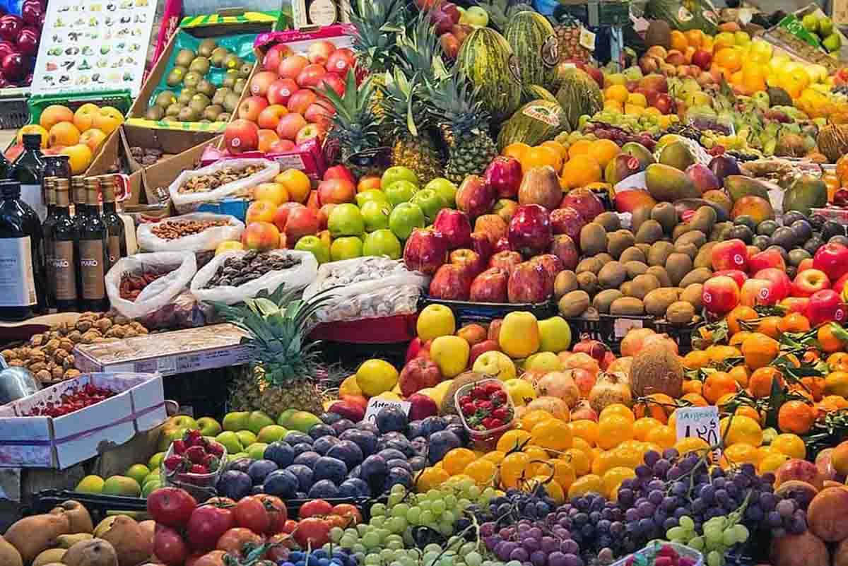 Una parada de mercado con frutas propias de una dieta mediterránea / Foto: EP