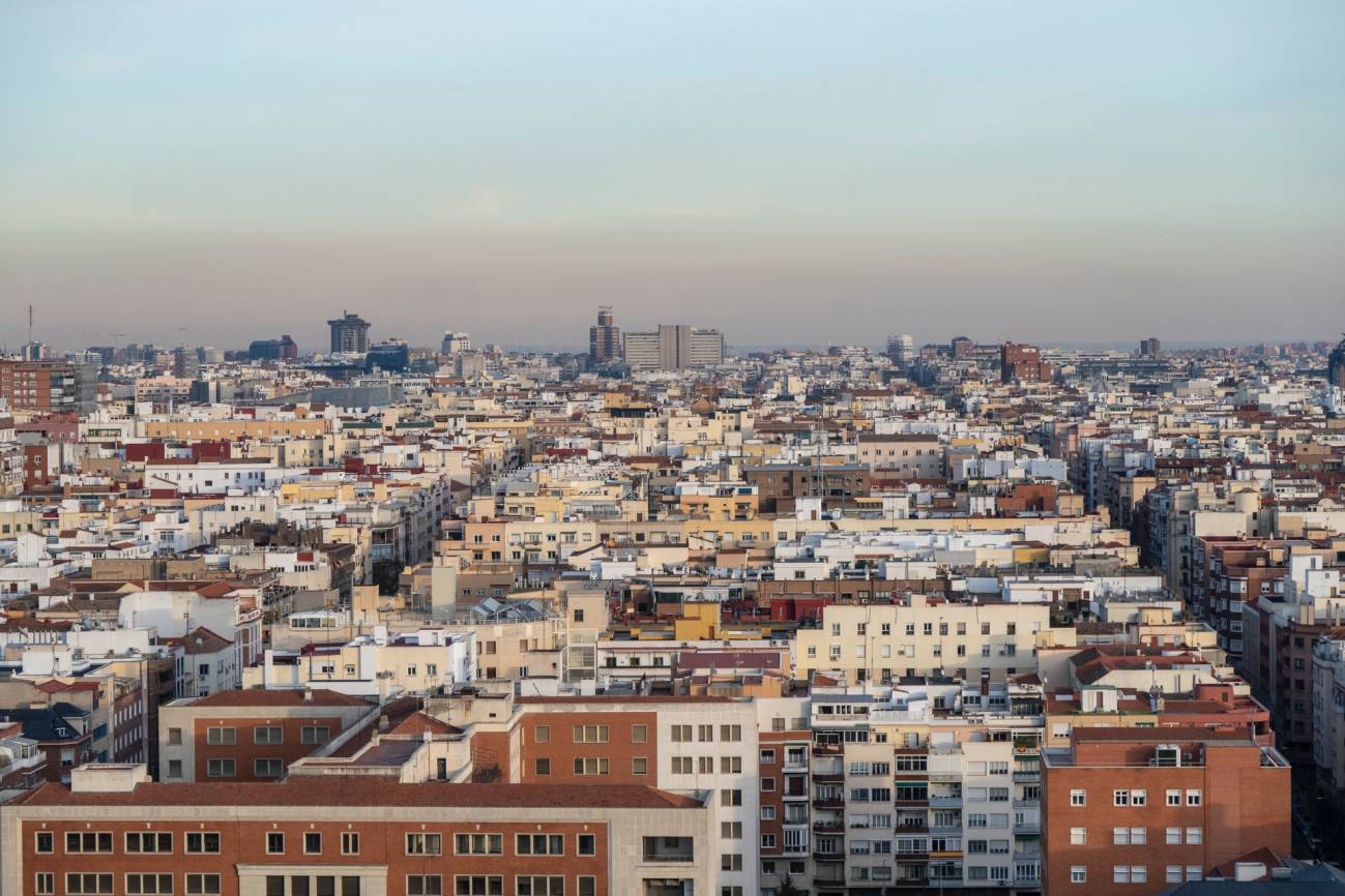 Vista de la la ciudad de Madrid, España. Cómo pueden las ciudades ‘enfriarse’ y reducir las emisiones / Foto: Javier Balseiro - Unsplash